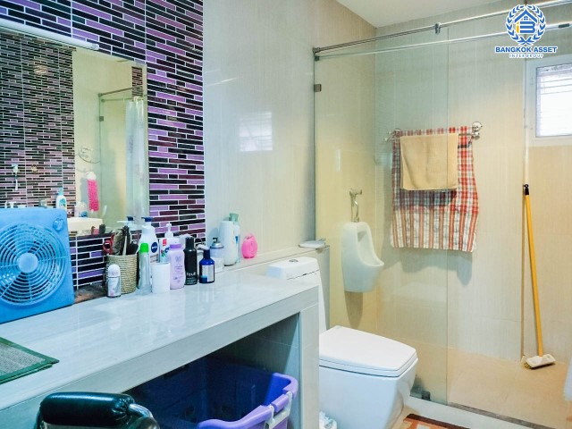 *****บ้านเดี่ยวมือสอง นนทบุรี หมู่บ้าน ชวนชมพาร์ค2 บางกรวย-ไทรน้อย หลังมุม เนื้อที่ 79.3 ตร.ว. ฟังก์ชัน 5 ห้องนอน 4 ห้องน้ำ ที่จอดรถ 2 คัน พื้นที่ใช้สอยกว้างขวาง ภายในตกแต่งสวยเหมือนใหม่ สิ่งอำนวยความสะดวกครบครัน เดินทางสะดวกทำเลติดถนนใหญ่  เชื่อมต่อถนนบางกรวย-ไทรน้อย, ถนนกาญจนาภิเษก, ถนนชัยพฤกษ์